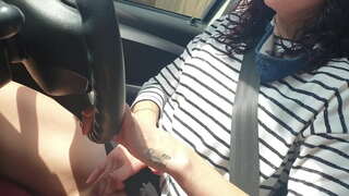 Машина шыуып йәмәғәт, бәләкәй менән үҙе уйнай киска