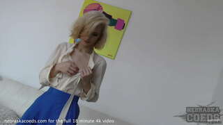 ���ुंदर सुनहरे बालों वाली लड़की अल्ट्रा गर्म स्ट्रिपटीज अजीब वस्तु बोतल रचनात्मक पोर्न