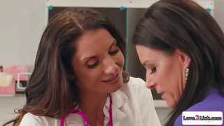 Busty muuguzi kuwapotosha milf mwalimu na licks pussy yake kunyoa.Brunette sucks tits yake kubwa na kisha licks na masturbates pussy yake.Kisha wao 69