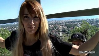 Fort pèl milf, aproximadament, entrenats per el seu cul en públic