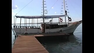 Llatina calenta rossa aconsegueix el seu cul follar exterior sobre el pont