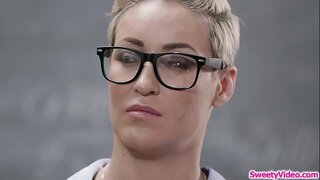 Gənc babe yeyir пизду öz təlimatçı sonra dərs