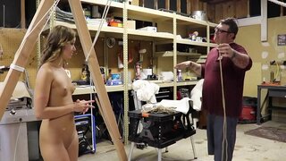 Кристи Лавок Менән Бәйле Була Һәм Ҡулдарын Күкрәгенә Шәрәм Наручник