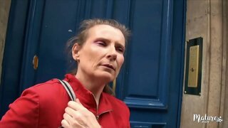 اپنے دوستوں کے ساتھ fucks پر ایک بزرگ