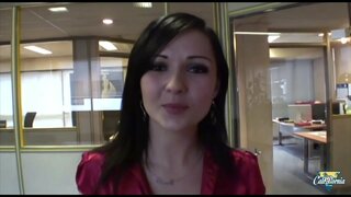 Petita bruna ofereix el cul amb el plaer