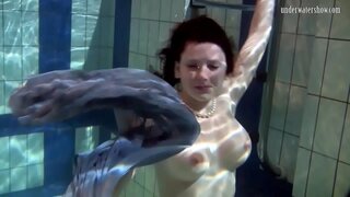 Катка знімає купальник в басейні