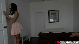 Abella Perill vol sentir als seus germanastres polla dins la seva humit twat